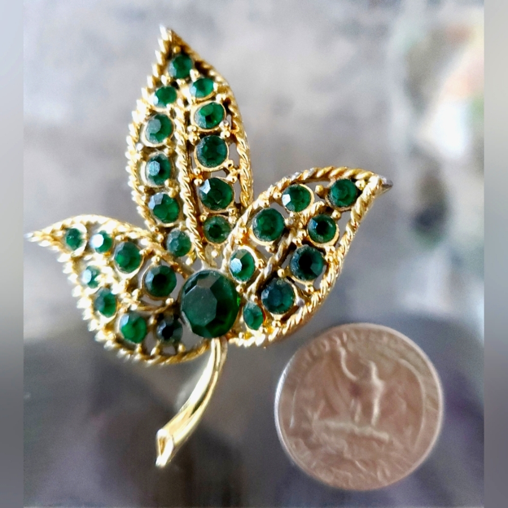 Emerald Green leaf brooch pin goldtone nature good condition